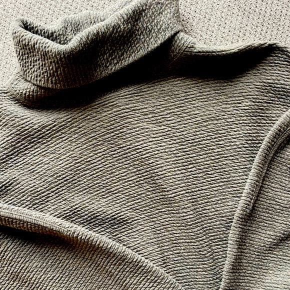 Lululemon turtleneck sweater in khaki green - Picture 2 of 3